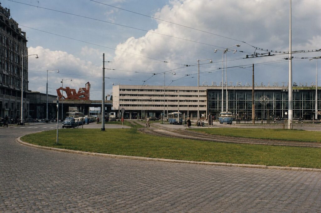 Praça urbana vintage com estação central