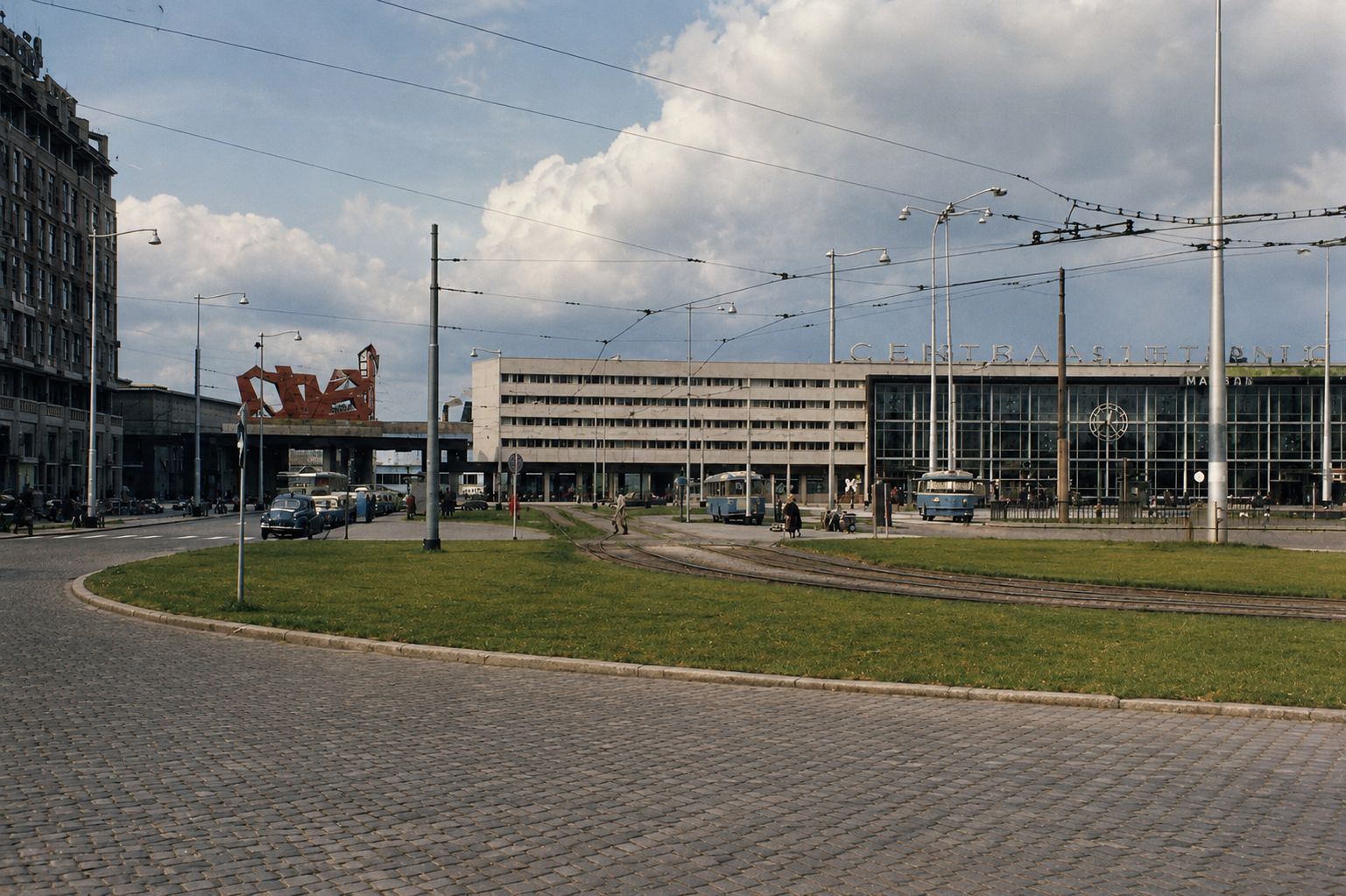 Praça urbana vintage com estação central
