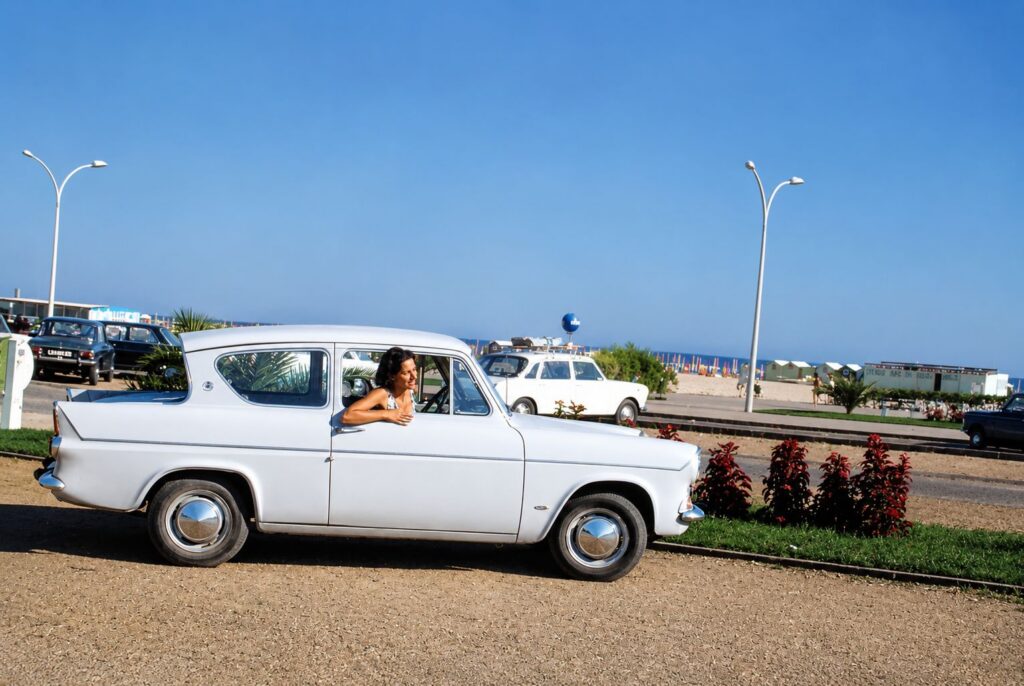 Carro antigo na orla marítima