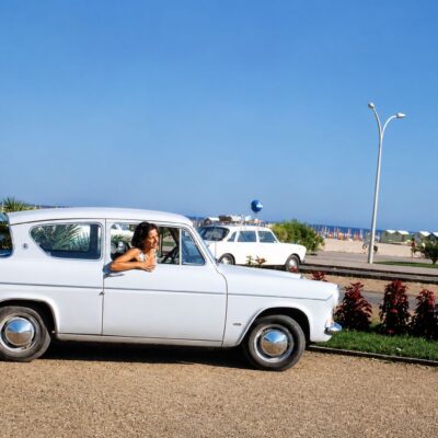 Carro antigo na orla marítima