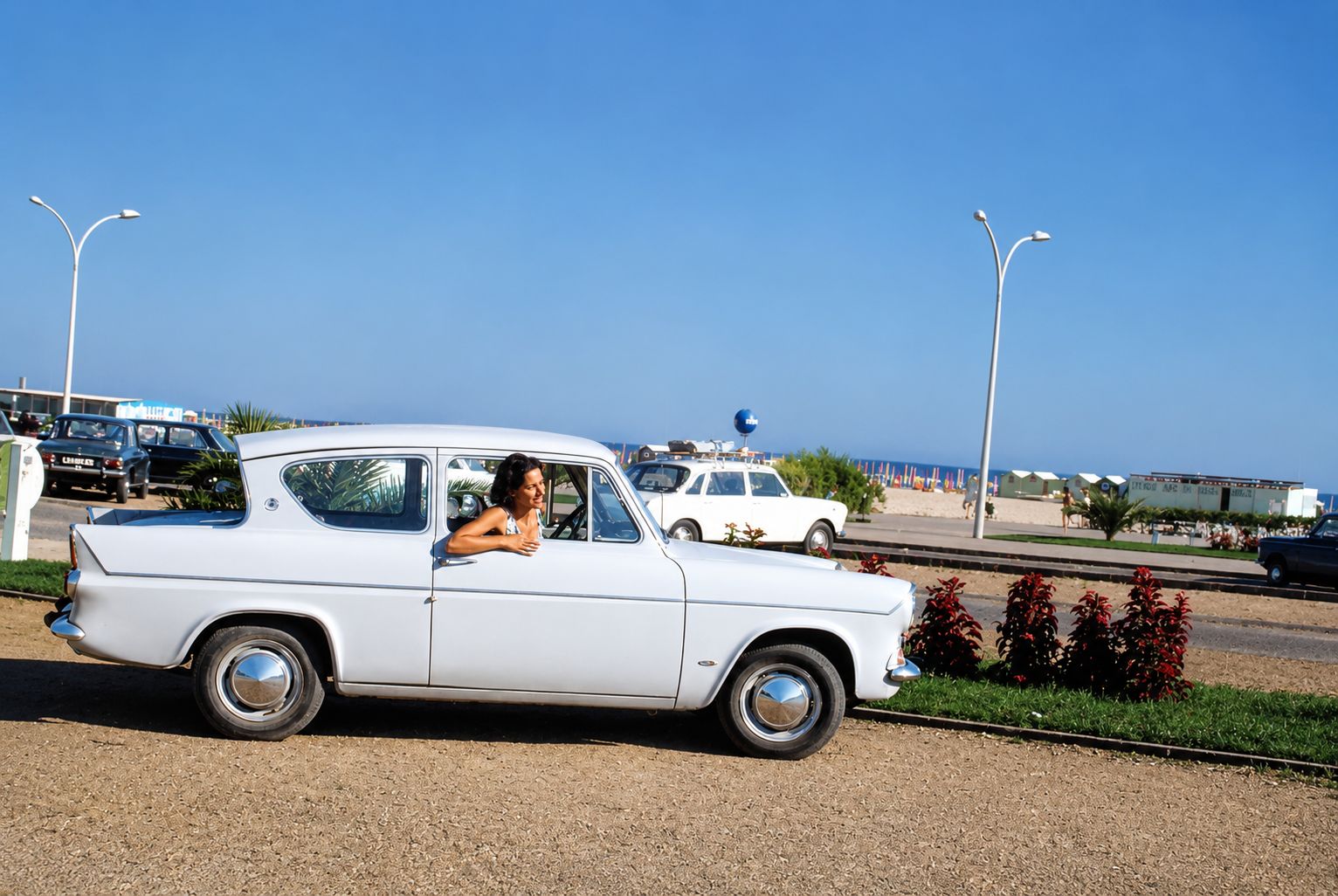 Carro antigo na orla marítima