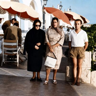 Terraço à beira-mar com pessoas