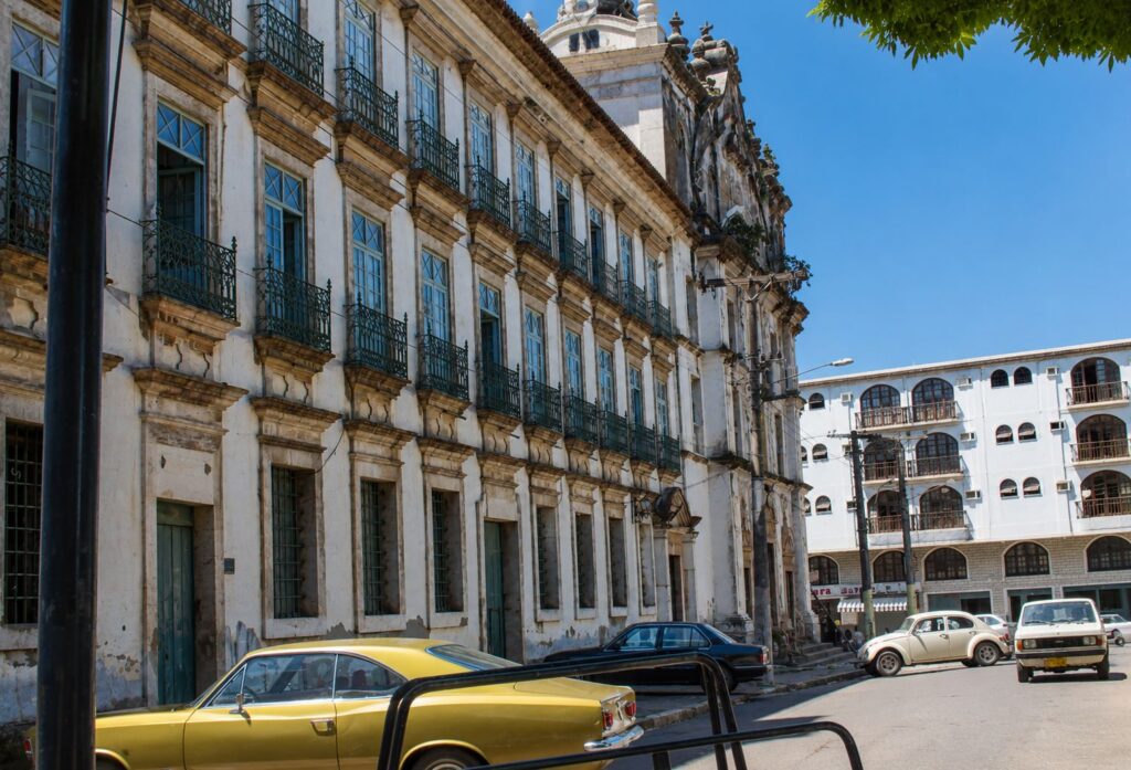 Rua histórica com edifícios antigos