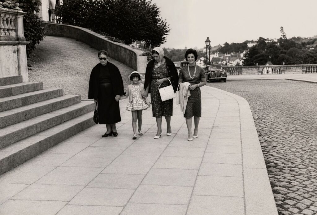 Caminhada familiar num cenário histórico