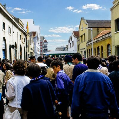 Festa de rua animada em cidade