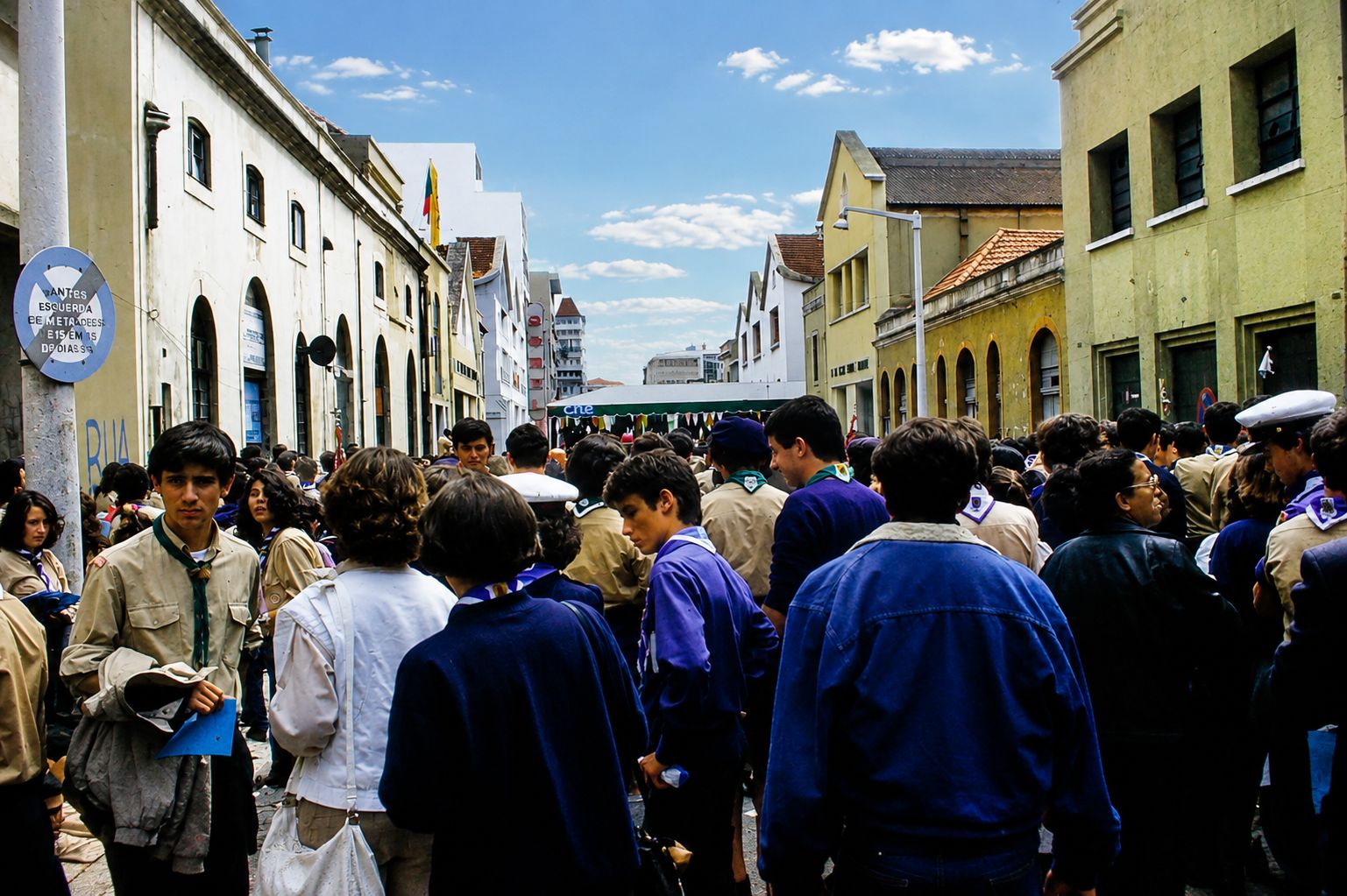 Festa de rua animada em cidade