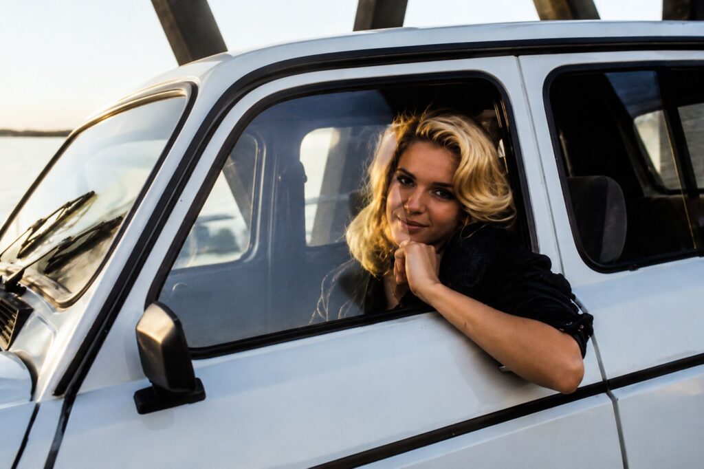 Retrato vintage na janela do carro