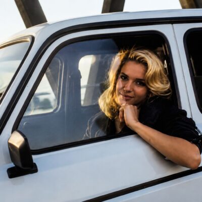 Retrato vintage na janela do carro
