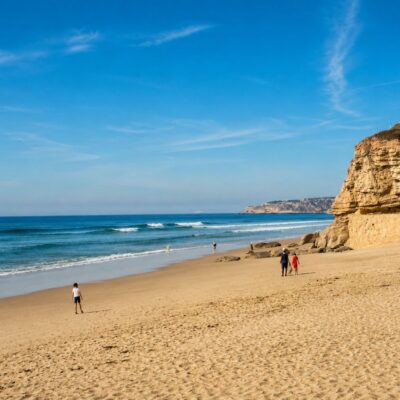 Praia tranquila com formações rochosas
