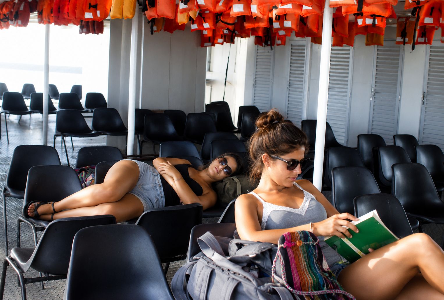Ambiente tranquilo num ferry ensolarado