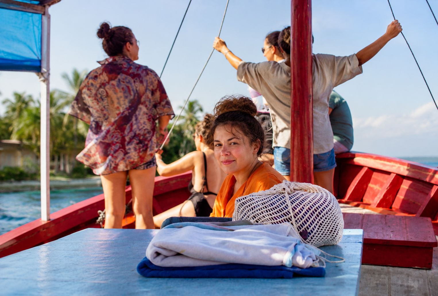 Passeio de barco tropical ao sol
