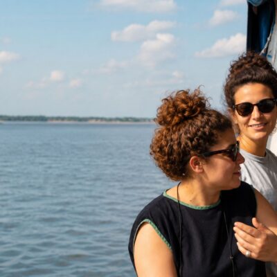 Cruzeiro relaxante no rio ao sol