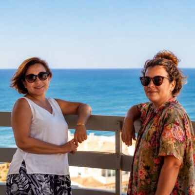 Vista costeira com duas mulheres felizes