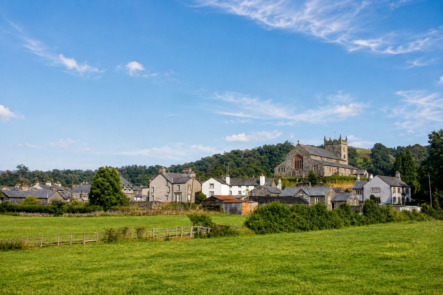 Paisagem rural com uma igreja velha