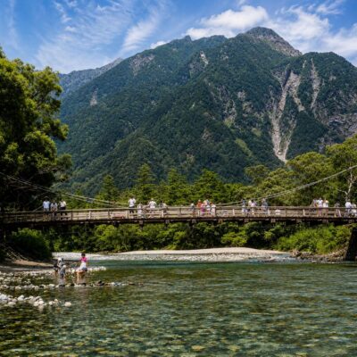 Caminhada tranquila na ponte suspensa