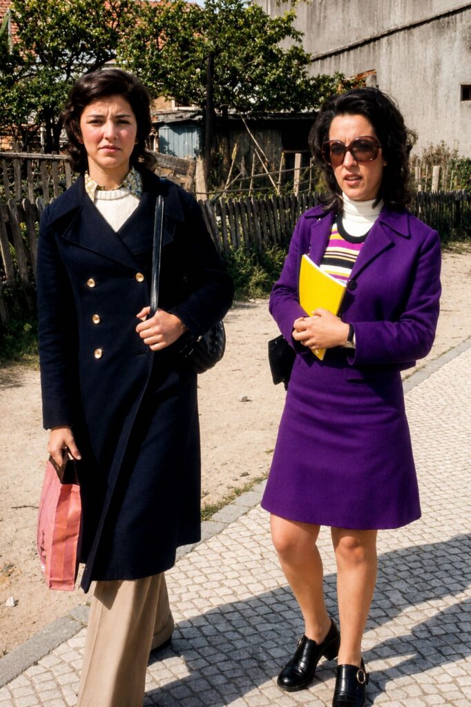 Mulheres de estilo retrô na rua