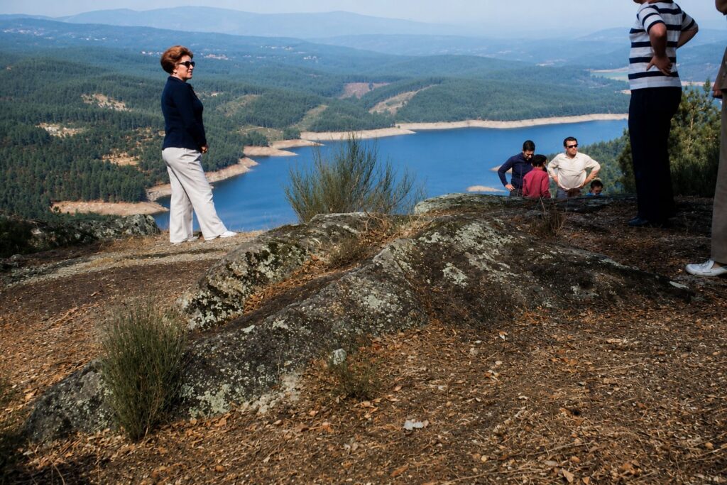 Vista panorâmica de um lago azul