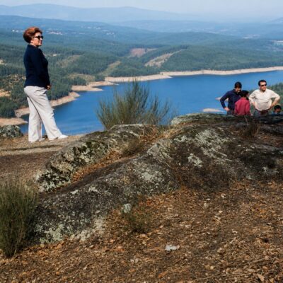 Vista panorâmica de um lago azul