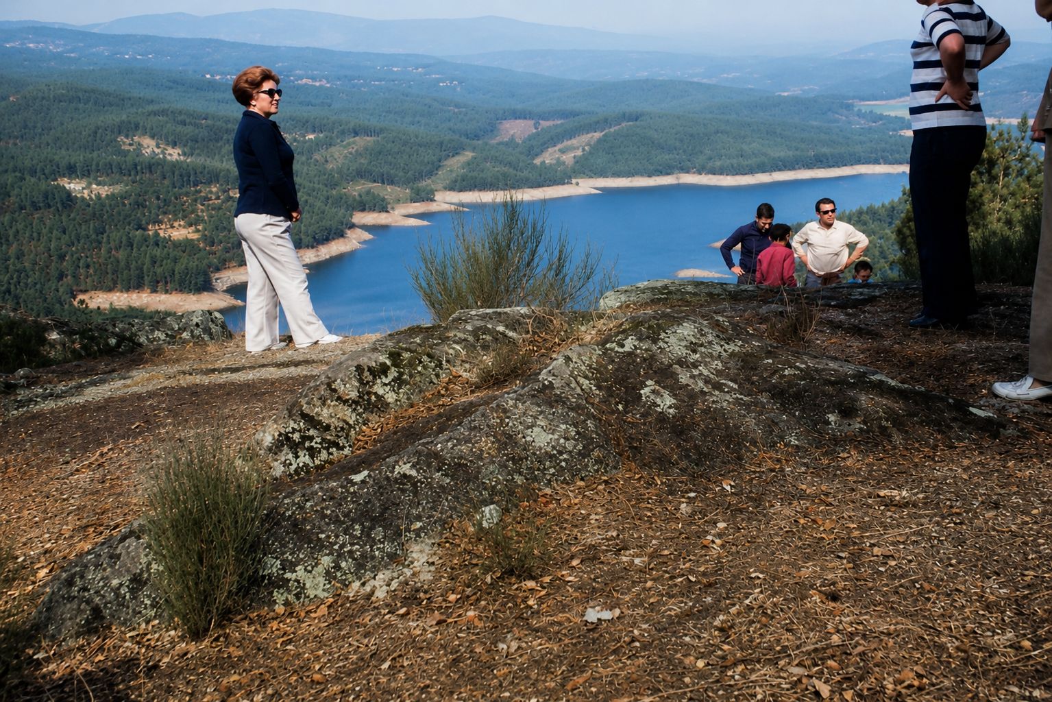 Vista panorâmica de um lago azul