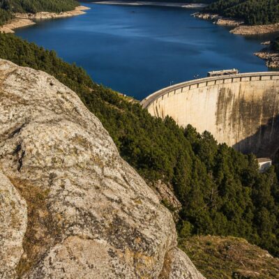 Vista panorâmica do reservatório e barragem