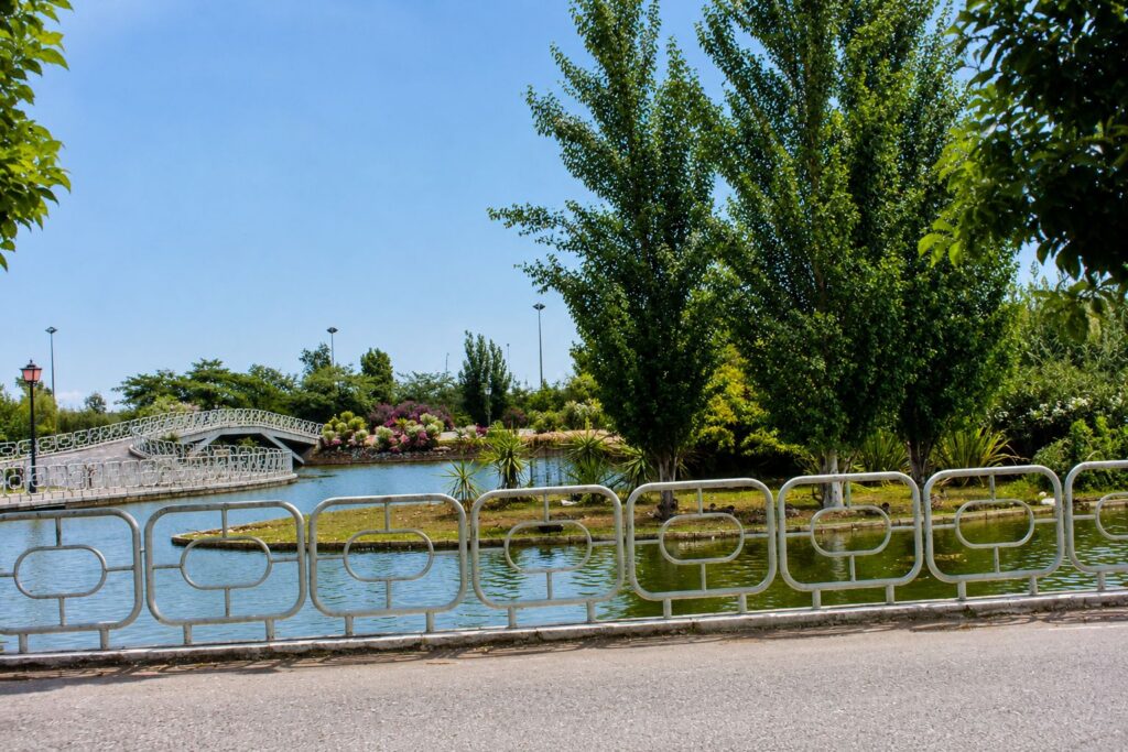 Parque tranquilo com lago e ponte