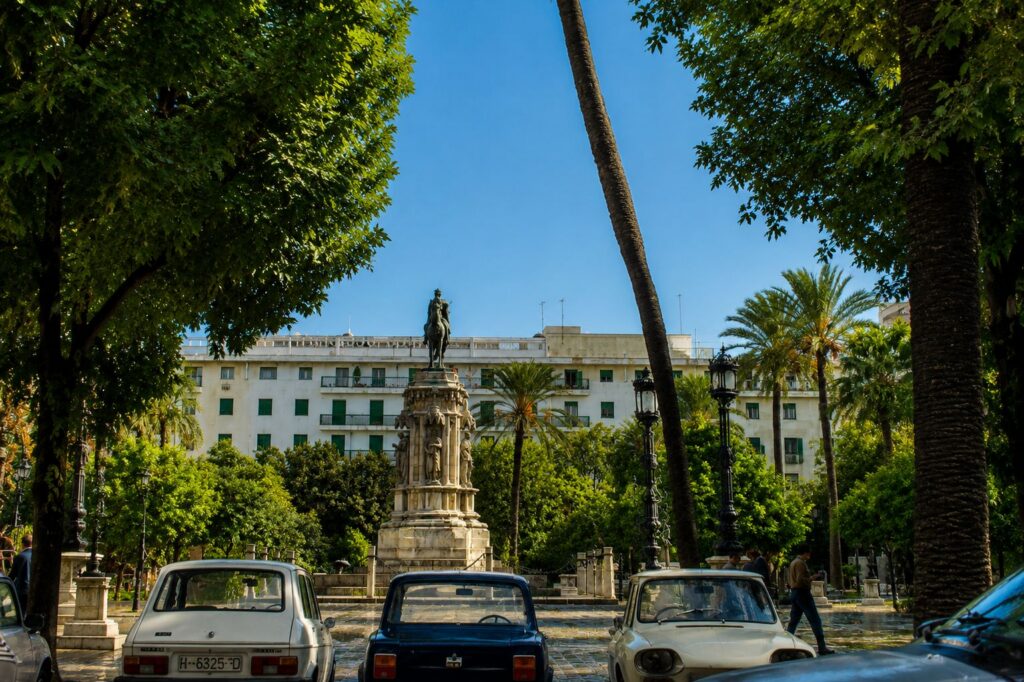 Monumento e praça urbana iluminada