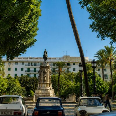 Monumento e praça urbana iluminada