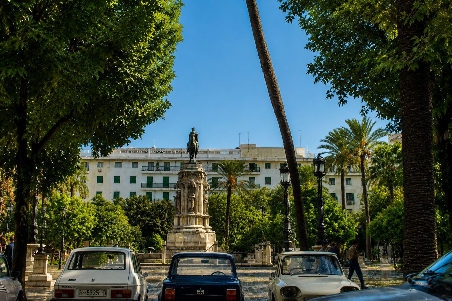Monumento e praça urbana iluminada