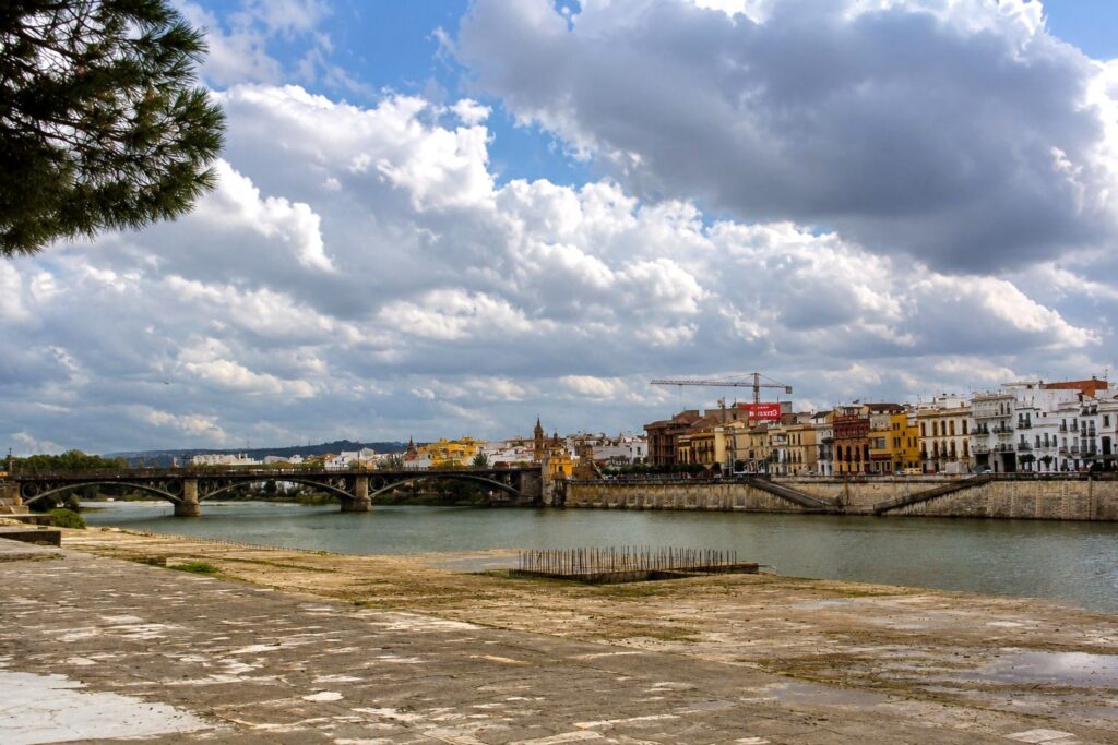 Paisagem ribeirinha com ponte histórica