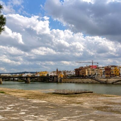 Paisagem ribeirinha com ponte histórica