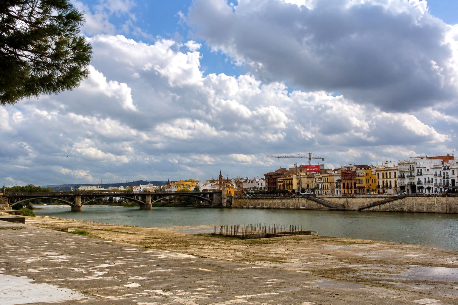 Paisagem ribeirinha com ponte histórica