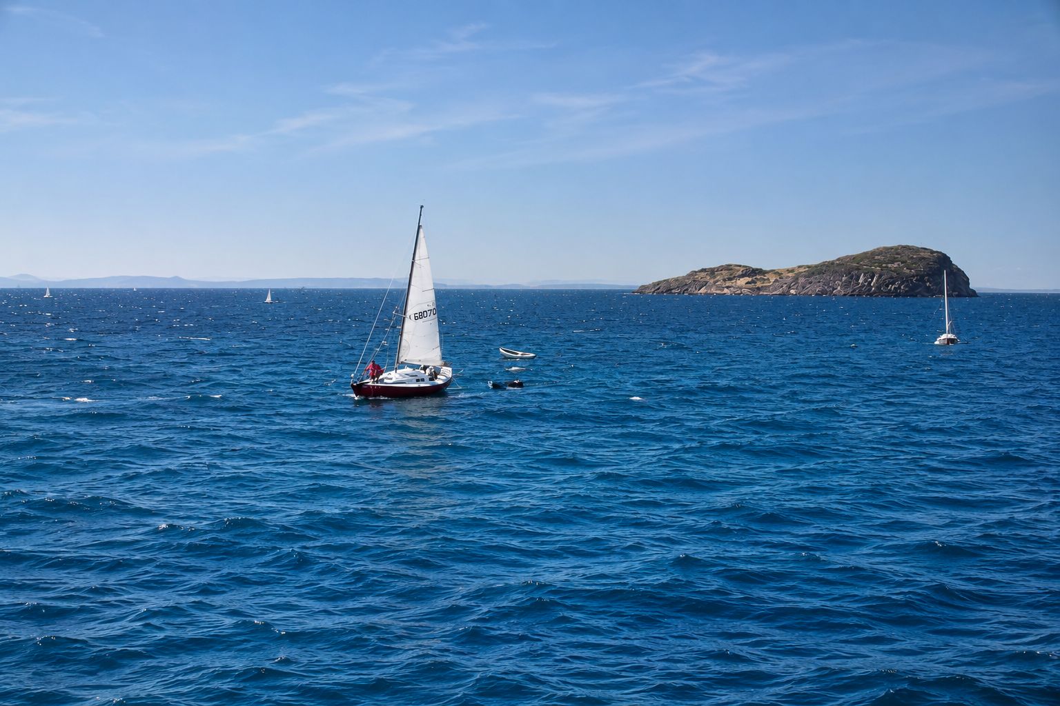 Navegando no mar calmo e ensolarado