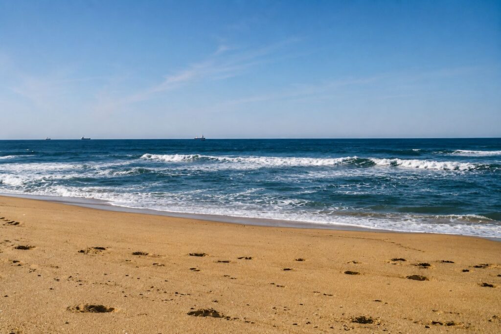 Praia tranquila sob céu azul claro