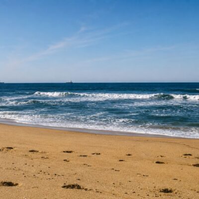 Praia tranquila sob céu azul claro