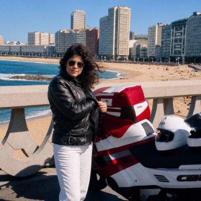 Mulher e moto na costa ensolarada