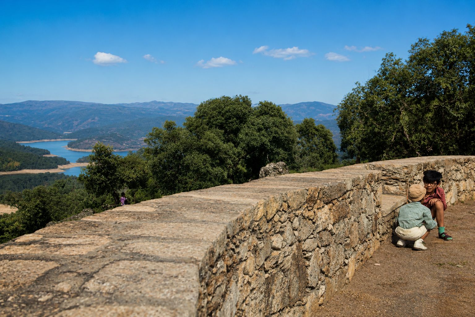 Crianças a brincar na paisagem ensolarada