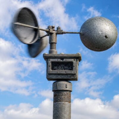 Anemómetro vintage contra o céu azul