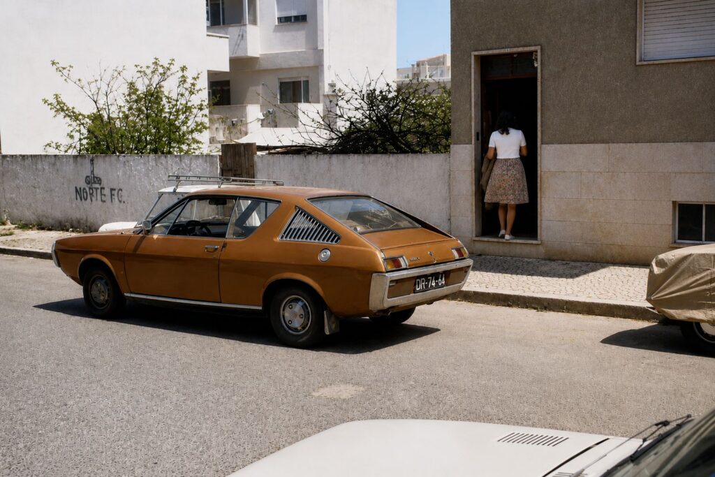 Carro vintage numa rua soalheira