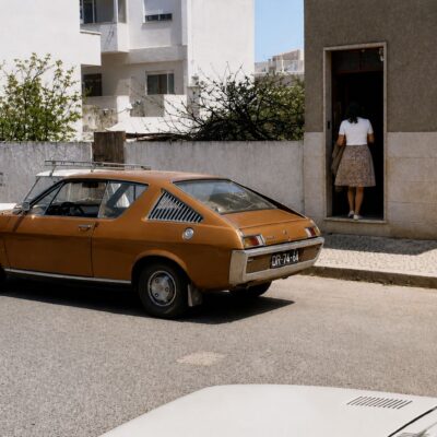 Carro vintage numa rua soalheira
