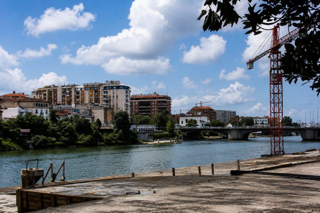 Cais urbano com gruas e rio