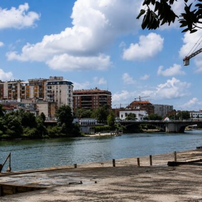 Cais urbano com gruas e rio