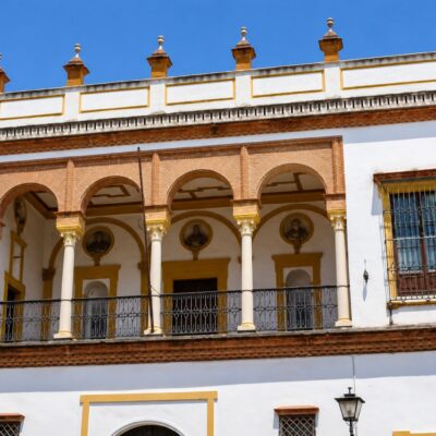 Fachada histórica em estilo mediterrânico