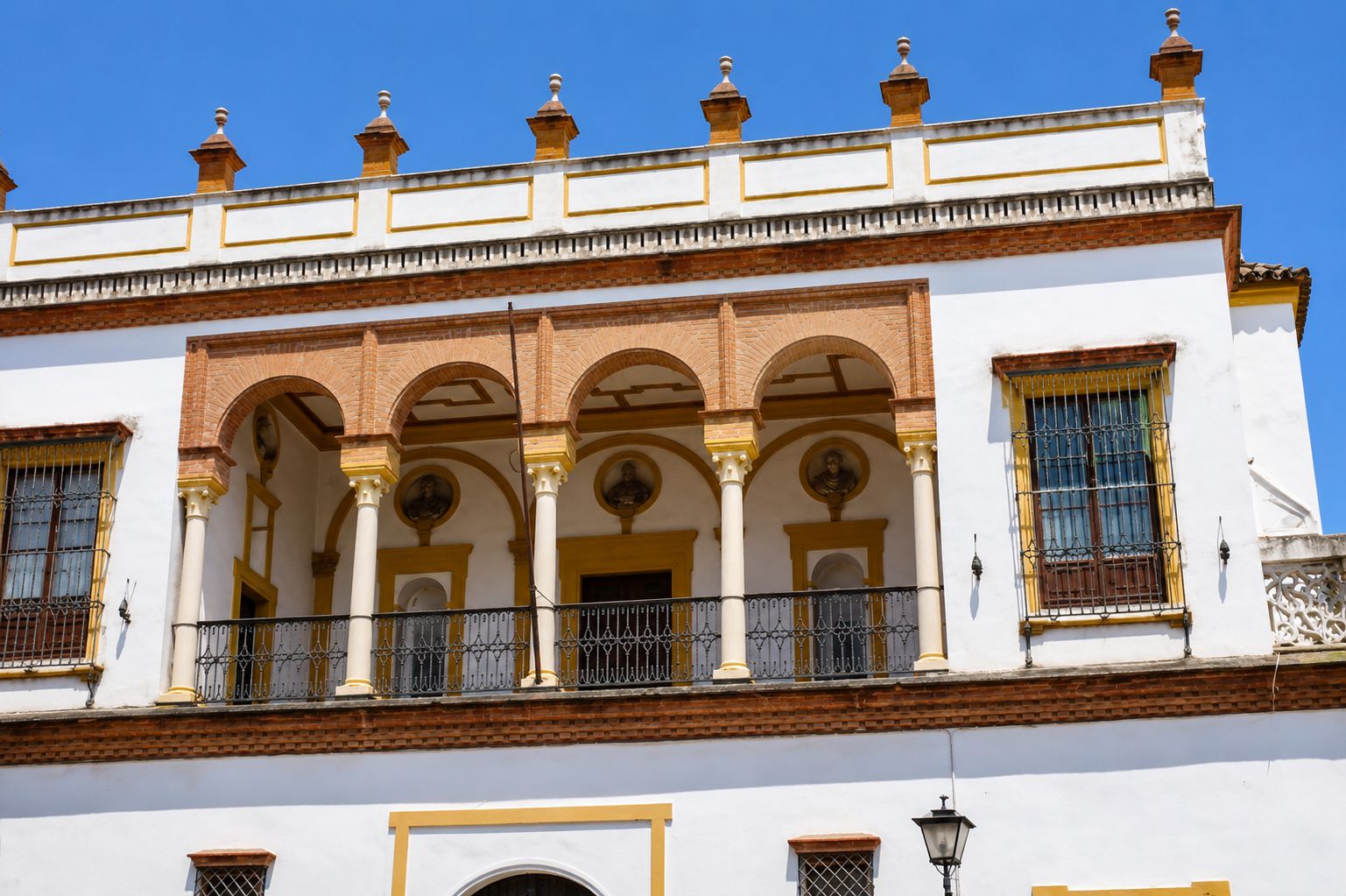 Fachada histórica em estilo mediterrânico