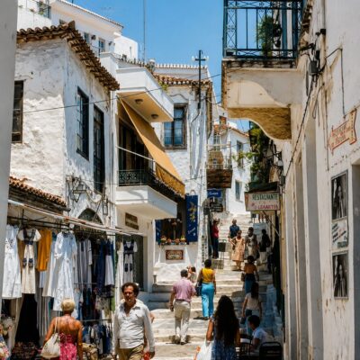 Rua antiga iluminada pelo sol