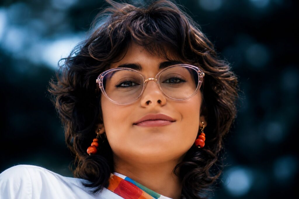 Mulher com Óculos e Brincos Coloridos
