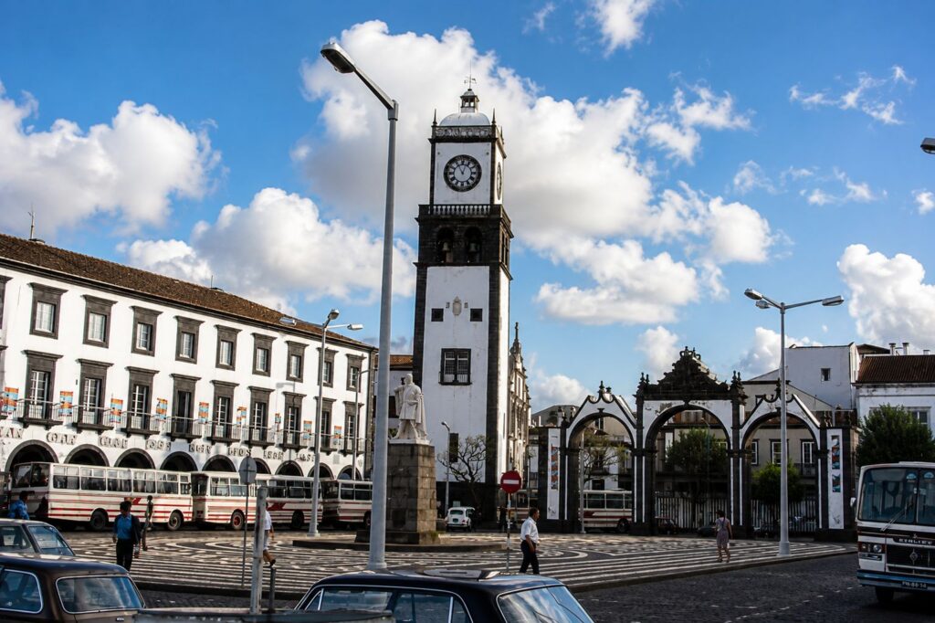Praça histórica com torre do relógio