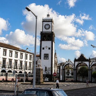 Praça histórica com torre do relógio