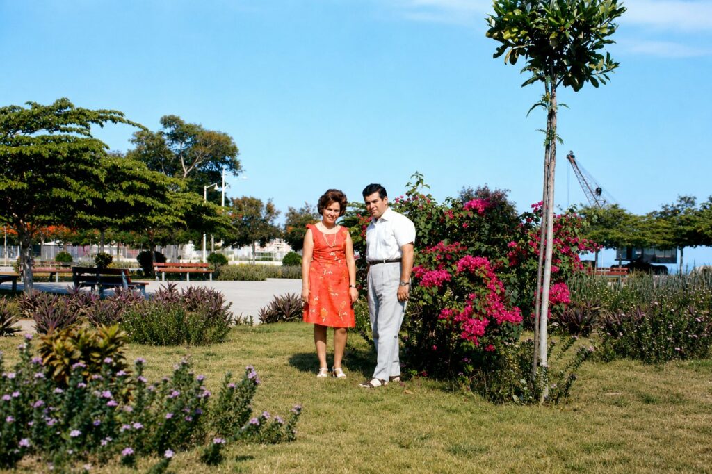 Casal no jardim ensolarado