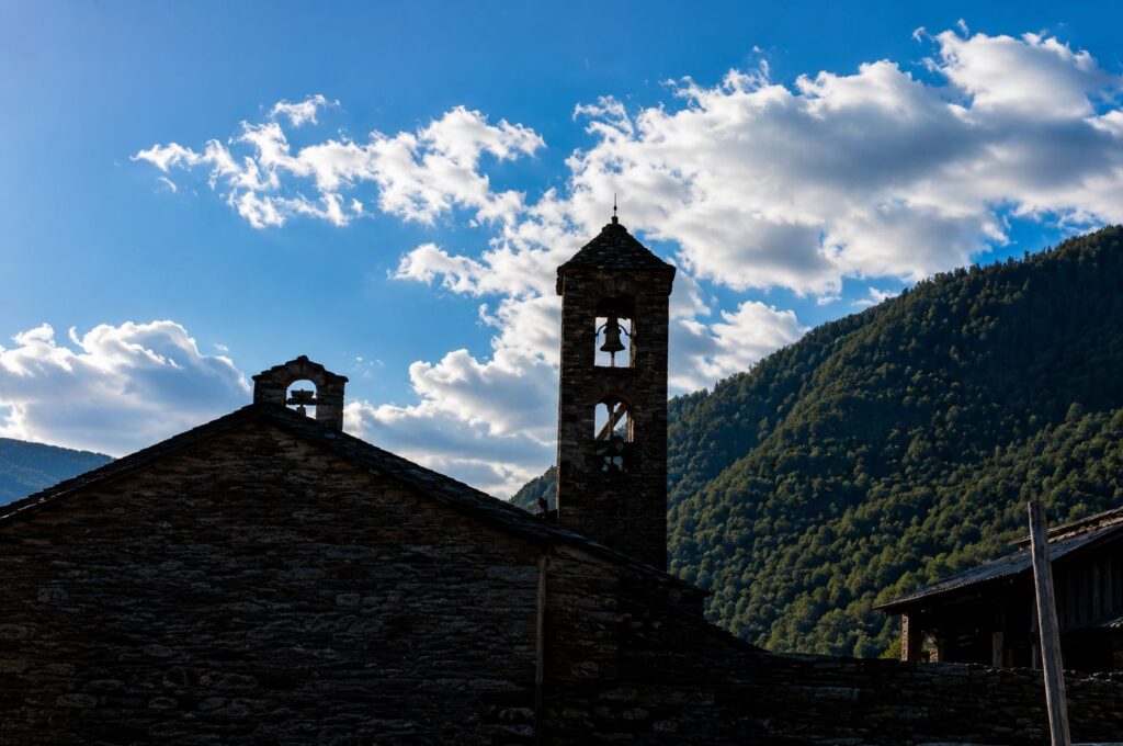 Sinos de Pedra sob o Céu Azul