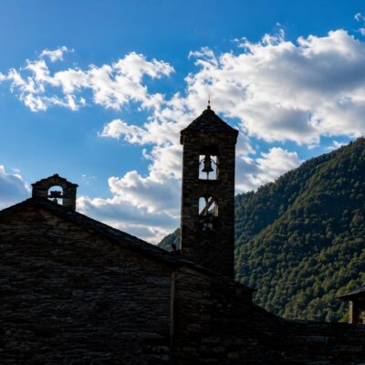 Sinos de Pedra sob o Céu Azul